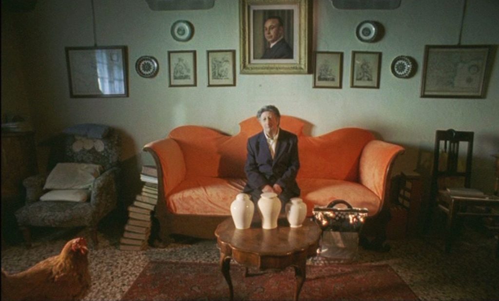 Cortometraggio Blue Sofa, regia di Lara Fremder, Pippo del Bono e Giuseppe Baresi, scenografia di Esther Musatti, scena 11