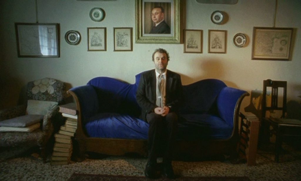 Cortometraggio Blue Sofa, regia di Lara Fremder, Pippo del Bono e Giuseppe Baresi, scenografia di Esther Musatti, scena 2