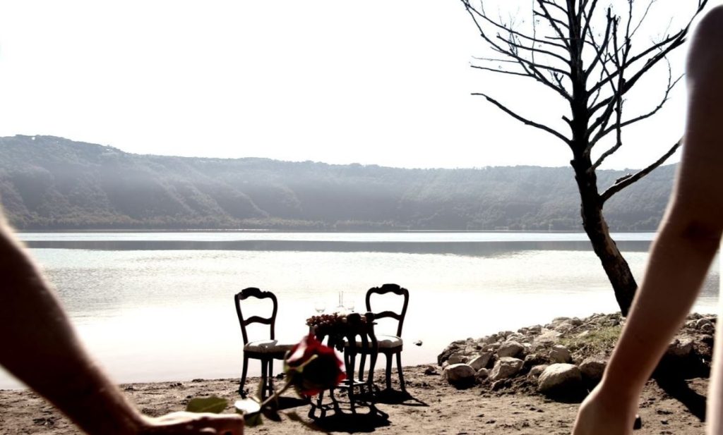 Cortometraggio e, regia di Rocco Mortelliti, scenografia di Esther Musatti, scena 1